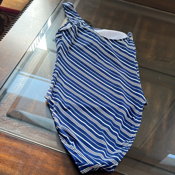 LAUREN RALPH LAUREN STRIPED ONE SHOULDER
ONE PIECE SWIMWEAR. - Picture 15 of 16